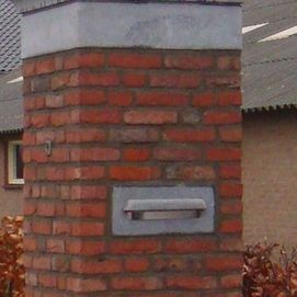 Pilaar met natuursteen
