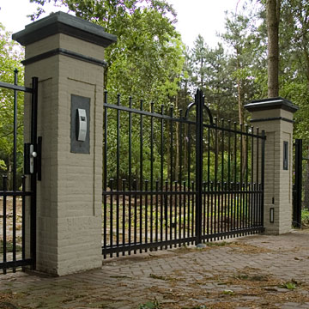 Poort van park met natuursteen