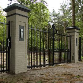 Natuurstenen elementen poort