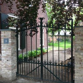 Klassieke poort met natuursteen