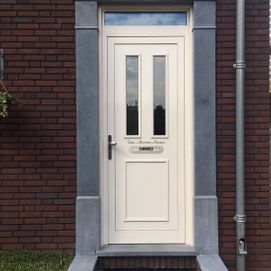 Deurpost met natuursteen