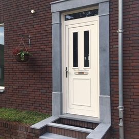 Statige deurpost met natuursteen