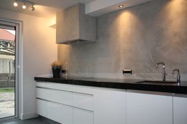 Moderne keuken met zwart natuursteen