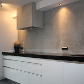 Moderne keuken met zwart natuursteen